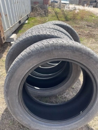 Продаю летнюю резину 235/55/R19. Торг уместен