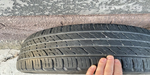 Продаю резину 215/55/R18 
3 штуки