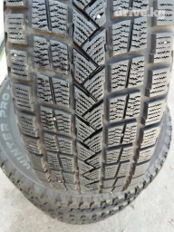 Продаю комплект зимних шин в отличном состоянии!!! Размер 225.65.17