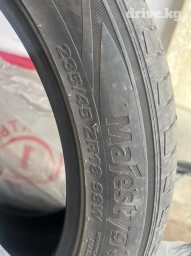 Продам 
Комплект шин ЛЕТО 
Размер 235/45/18 ( 80% )