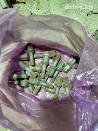 ПРОДАЮ РОДНЫЕ, ДЛИННЫЕ БОЛТЫ НА МЕРС КОМПЛЕКТ 20 ШТУК ЦЕНА 200 СОМ ЗА