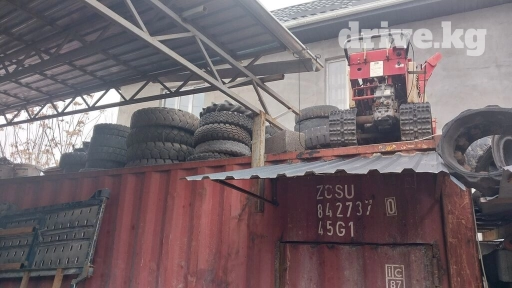 Отдам даром покрышки кары и погрузчика