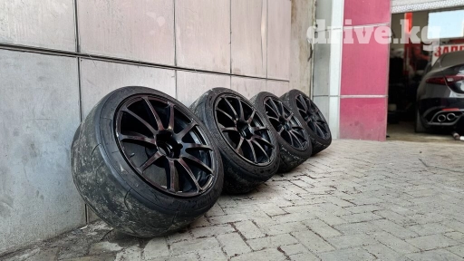 Колеса в сборе 235 / 40 / R 18, Лето, Б/у, Комплект, Легковые, Литые, отверстий - 5