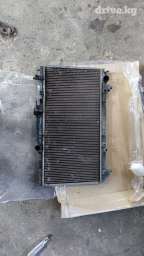 Радиатор Тойота авенсис 1.8 1zz-fe механика. радиатор целый, немного