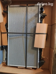 Продам радиатор охлаждения Тойота Авенсис 97-2001 год с коробкой