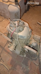 Бензиновые двигатели, один со шкивом, другой водяной насос, работают