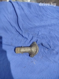 Крышка термостата Тойота виш 1.8 1.6 Б/У запчасти на двигатель на