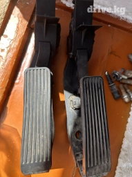 Педаль газа 
W211 e500 
Электронная педаль газа все работает