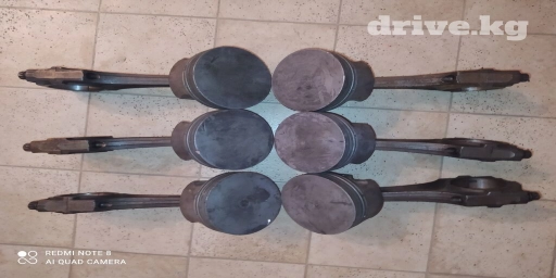 Продаю комплект поршней с шатунами от BMW 
m50b25 mahle
84