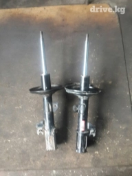 Продам передние оригинальные амортизаторы на тойоту kluger