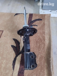 Передний амортизатор Toyota 2002 г., Б/у