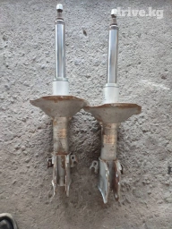 Передний амортизатор Subaru Б/у