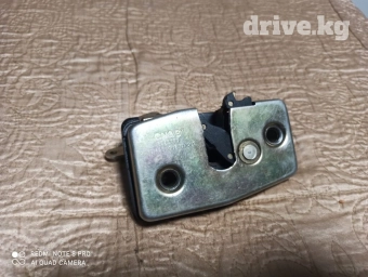 Продаю на фольцваген транспортер т4 замок боковой сдвижной двери