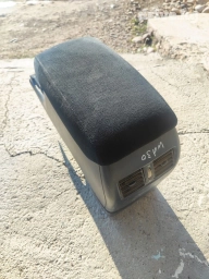 Продаю подлокотник на тайоту виндом только крышка в хорошем остальное