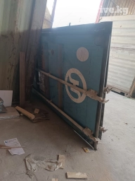 Продаю контейнерные воротины морского контейнера. Высота одной