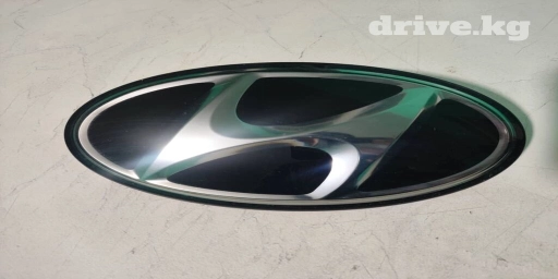 Значок 2500 левый подкрылок новый от нюрайс 4000 пластик под номерной