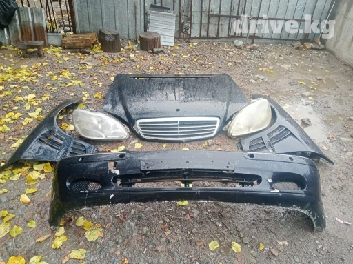 Продаю капот бампер решетка крыло оба