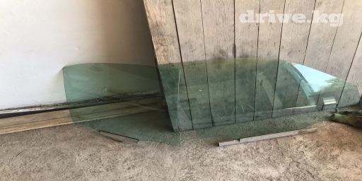 Продаю стёкла от мерса правая сторона