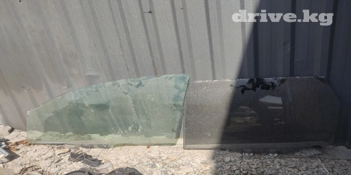 Продам стекло от Хонда фит правая сторона задний и передний и