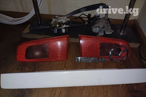 Накладка крышки багажника Mazda, 2003 г., Б/у, Оригинал