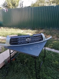 Решетка радиатора Toyota 2001 г., Б/у, Оригинал