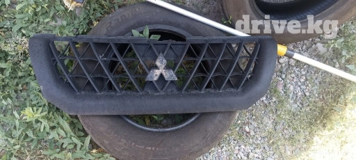 Решетка радиатора Mitsubishi 2000 г., Б/у, Оригинал
