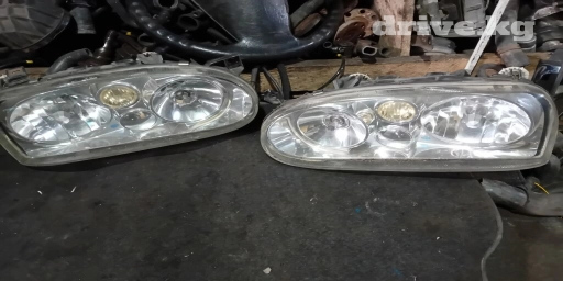 Фары на гольф 3 HELLA оригинал на левой фары сломаны крепления. на