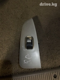 Продам кнопку стеклоподъемника SRV 2002 задней правой двери !