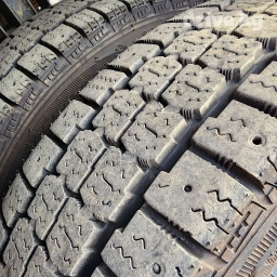 Продаю шипованные зимние шины в отличном состоянии с железными дисками