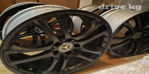 Срочно продаю диска мерс р 18 зимний резиной диска без трещина без