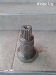 Продаю запчасти на Экскаватор 140 ХУНДАЙ Корея Вал гидроматор поворота