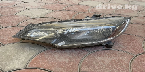 Продаю пара фары на Хонда фит 2018 рийсталинговый оригинал снял со