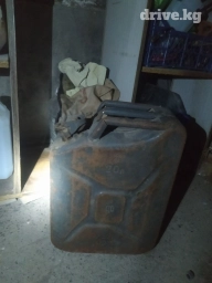 Продаю целую канистру очень срочно,1000 сомов