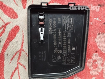 ТОЕТА Хайландер 2018г. крышка предохранителей