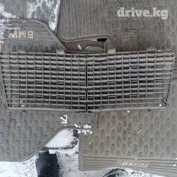 Продаю комплект поликов на BMW 800 сом решетки радиаторов на Мерседес