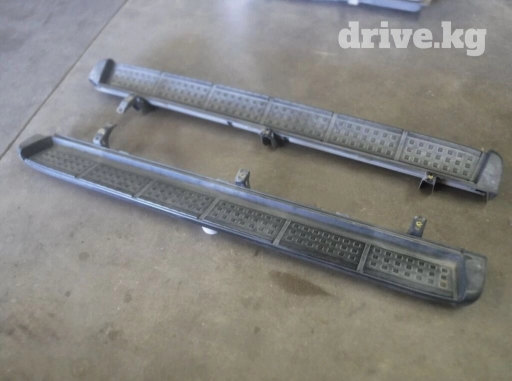 Продаю пороги (подножки) не ржавые, целые на Toyota 4Runner 215 кузов
