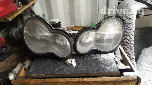 Передняя правая фара Mercedes-Benz