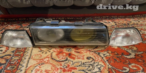 Е36 Продаю фару правую 5500 Пара поворотников новые 2500 Правый
