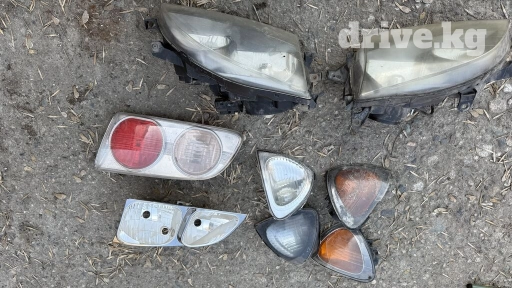 Комплект передних фар Toyota 2000 г., Оригинал