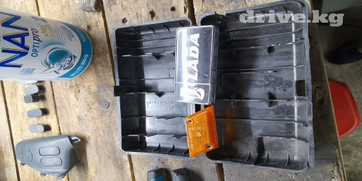 Продаю шилдик и поворотник на ваз 2103 . оригинальные СССР