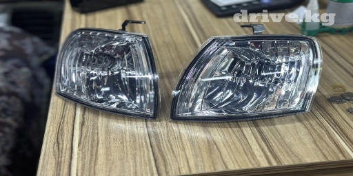 Комплект поворотников Mazda 2000 г.