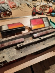 Продаю задние фонари с крышки багажника на мазда 929. комплект в