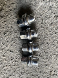 Продаю гайки колесные