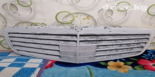 Продаю переднию решётку оригинал на Mercedes, вся целая надо только