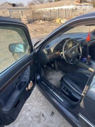 Продаю дверные карты е38