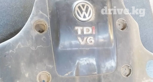 Декоративная крышка двигателя в отличном состоянии на Фольксваген