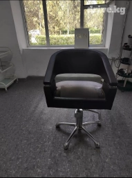 Кресло парикмахерское, в хорошем состоянии