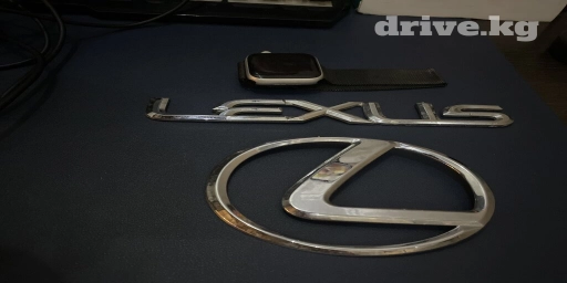 Продаю шильдик на Lexus оригинал. На внедорожник подходит