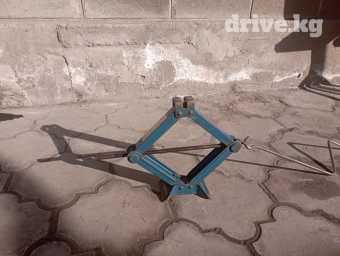 Домкрат на легковой автомобиль 
3 тонник 1000 сом