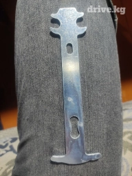 Проверка цепи велосипеда на износ. Ключ вставляется в цепь и